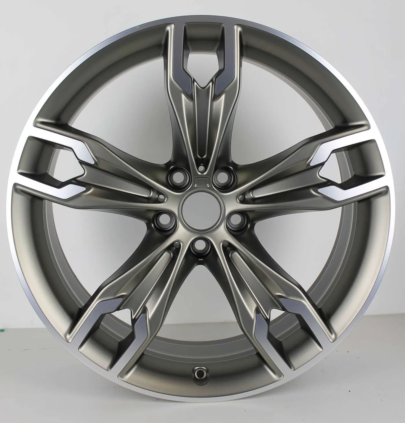 BMW-velg gestraald en opnieuw gepoedercoat, na de behandeling