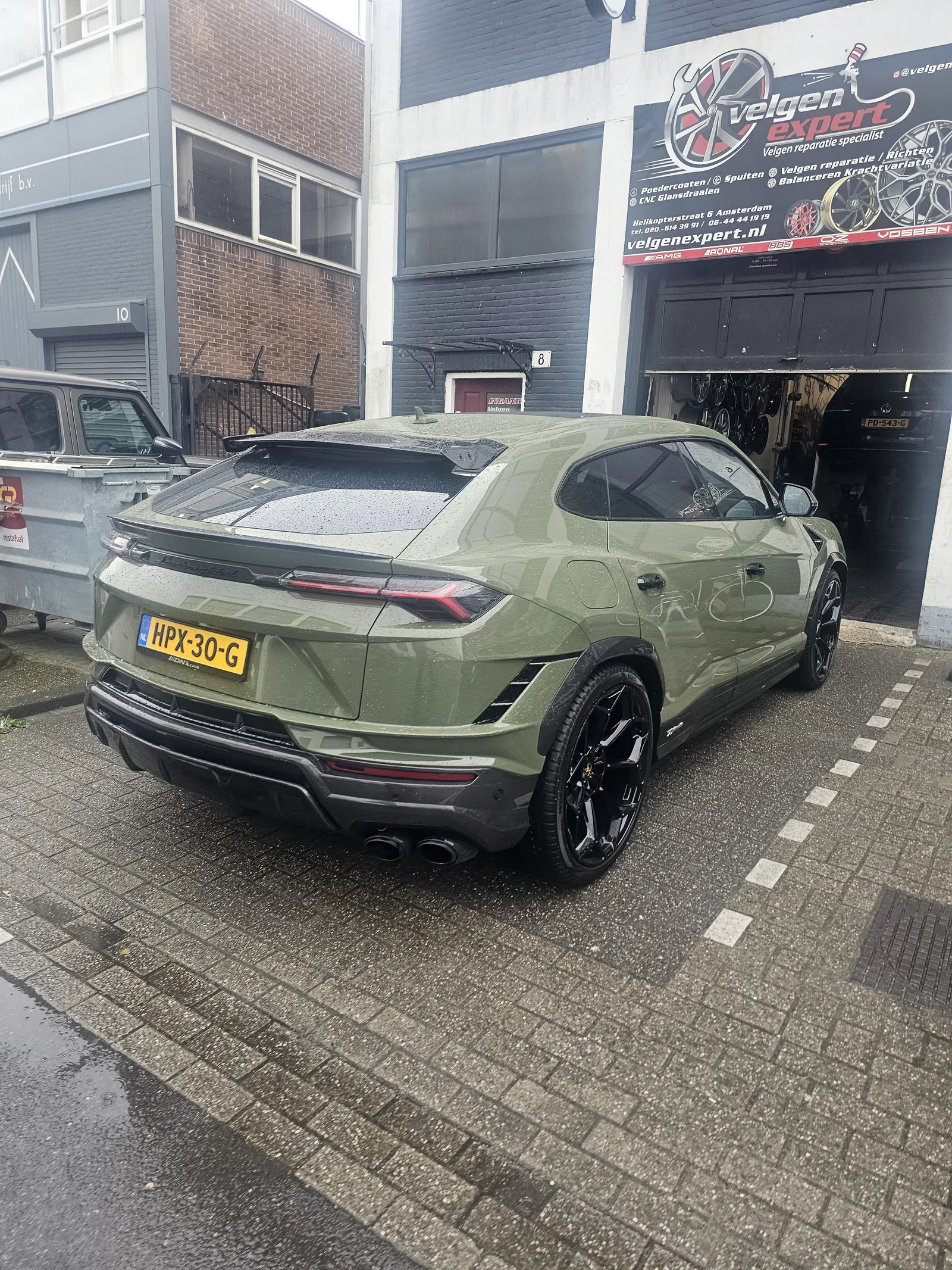 Een auto voor de deur bij Velgen Expert in Amsterdam