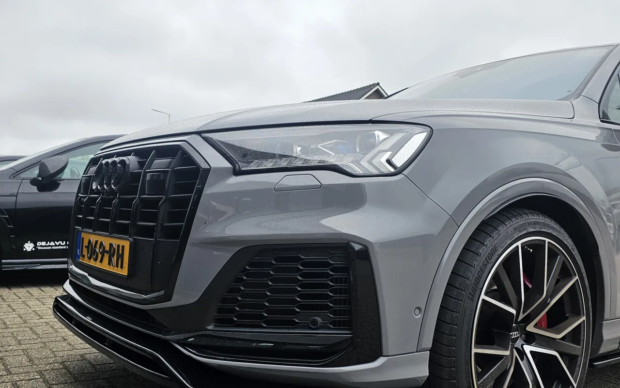 Audi met zwarte velgen in de werkplaats