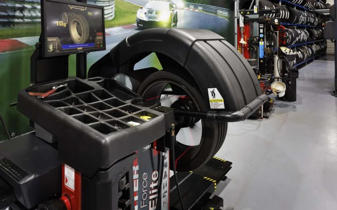Wiel op de RoadForce balanceermachine