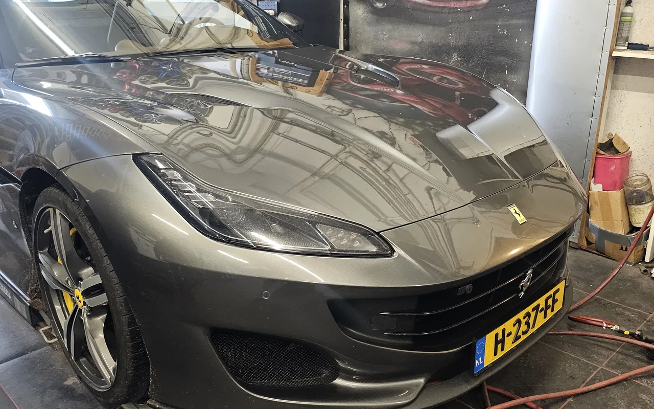 Ferrari in de werkplaats van Velgen Expert