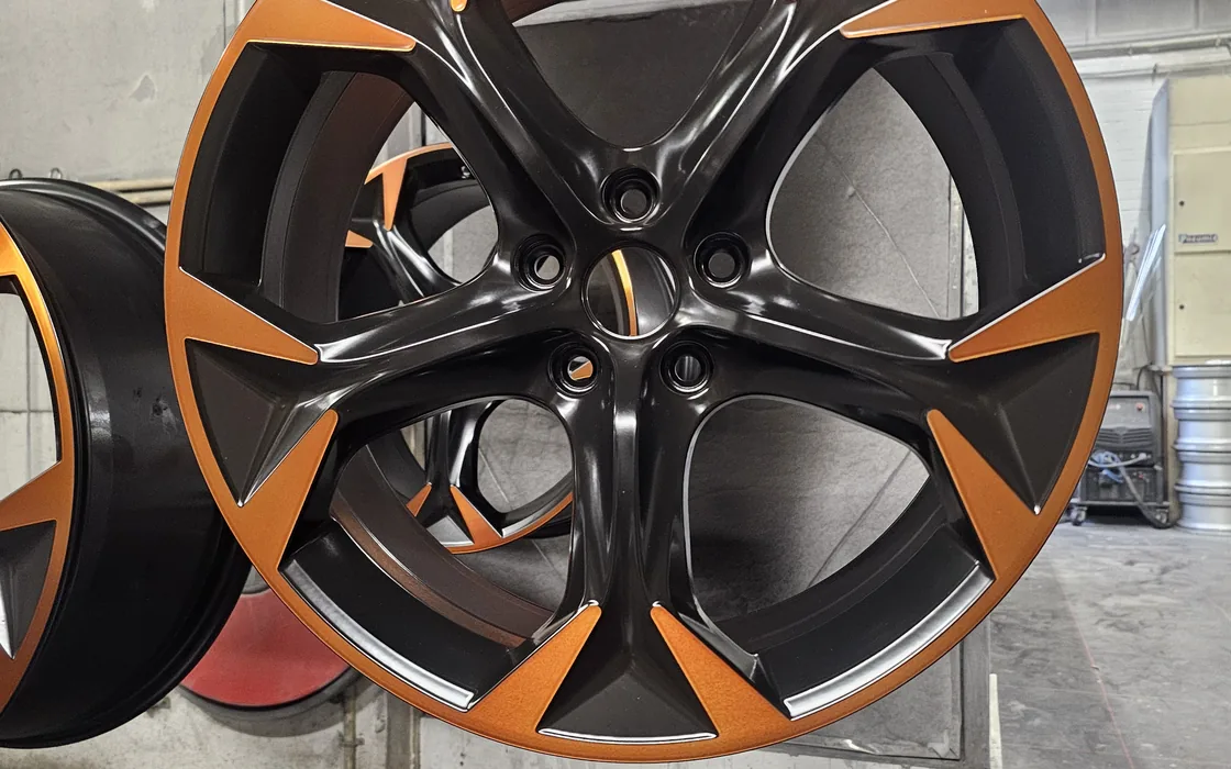 Velg in antraciet met oranje accent