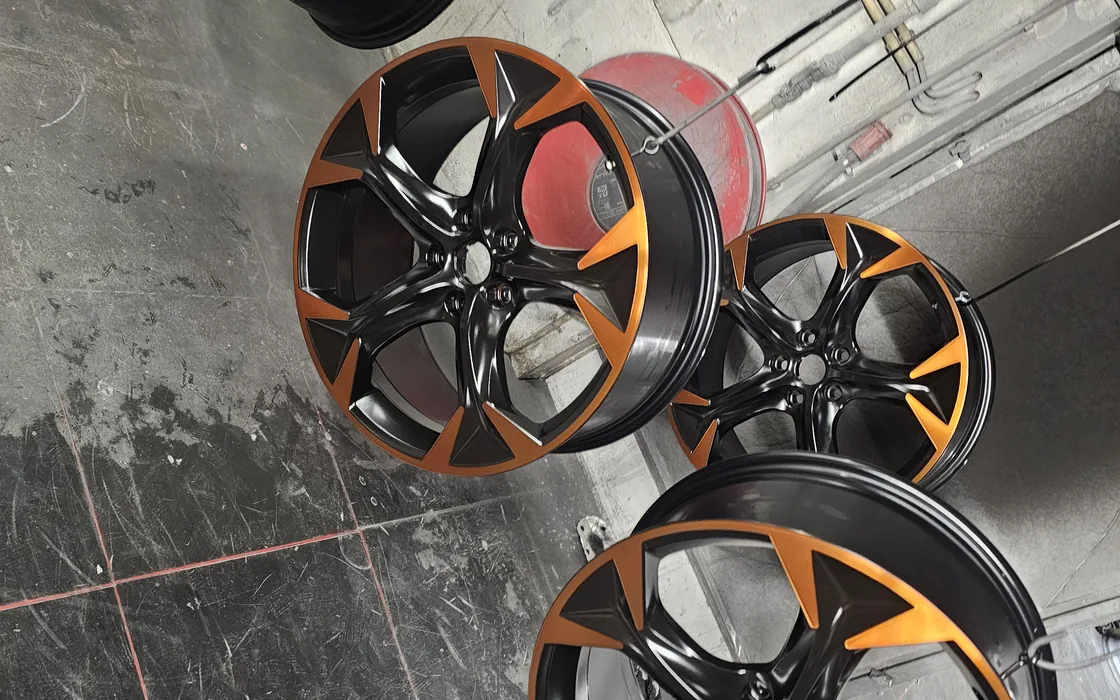 Velgen gespoten in zwart met oranje accent