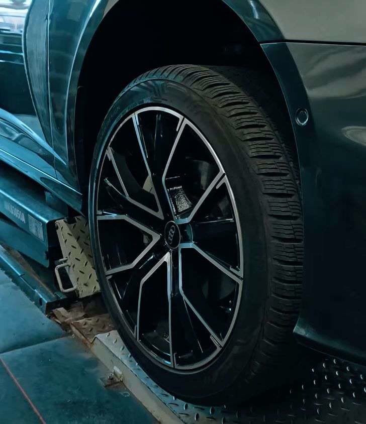 Herstelde stoeprandschade op een aluminium velg